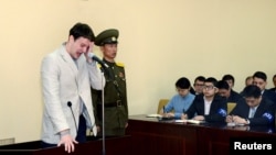 El estudiante estadounidense Otto Warmbier llora durante su presentación en una corte norcoreana donde fue condenado a 15 años de cárcel por cometer delitos contra el estado. Marzo 16, 2016.