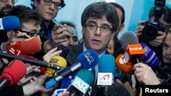 Mantan Presiden Catalonia Carles Puigdemont berbicara kepada media setelah pertemuan dengan Roger Torrent, juru bicara Parlemen Catalan di Brussels, Belgia, 24Januari 2018.
