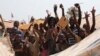Crianças celebram a resignação do Presidente interino da República Centro Africana Michel Djotodia no distritode Lakouenga. Jan 10, 2014. Djotodia e o seu primeiro-ministro resignaram-se, de acordo com o comunicado enviado após a cimeira de dois no Chad.