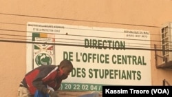 Un homme décharge la drogue d’un camion devent l'Office central des stupéfiants du Mali à Dio, 28 mars 2018. (VOA/Kassim Traore)