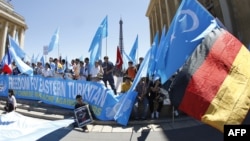 2010年7月4日，在法国流亡的维吾尔人在巴黎集会示威