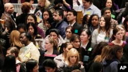 A crowd of job seekers attends a healthcare job fair in New York, March 14, 2013.