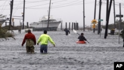Badai super Sandy mengakibatkan banjir di jalan-jalan di Lindenhurst, New York (29/10). Sedikitnya 16 orang tewas setelah Sandy menerjang pantai Timur Amerika mulai hari Senin. 