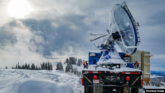  specjalny radar na szczycie góry o nazwie Doppler On Wheels mierzy opady atmosferyczne w nowym wielostanowiskowym badaniu zasiewania chmur. (Zdjęcie: Joshua Aikins)