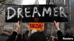 活動人士和“追夢者”今年2月在紐約市中心示威
