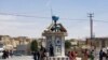 Bendera Taliban berkibar di sebuah alun-alun di kota Ghazni, Afghanistan, setelah pertempuran antara Taliban dan pasukan keamanan Afghanistan Kamis, 12 Agustus 2021. (AP Photo/Gulabuddin Amiri)