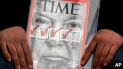 ເວັບໄຊຂ່າວຂອງວາລະສານ Time- ໜ້າປົກຂອງ
ຜູ້ລົງແຂ່ງຂັນເອົາຕຳແໜ່ງປະທານາທິບໍດີ ຈາກ
ພັກຣີພັບບລີກັນ ທ່ານ Donald Trump ໄດ້ຖືກ
ພິມໃນໜ້າປົກຂອງວາລະສານ ແລະ ວາລະສານ
The Economist ປະຈຸບັນນີ້ໄດ້ຖືກຫ້າມໃນປະ
ເທດ ຈີນ ແຜ່ນດິນໃຫຍ່.