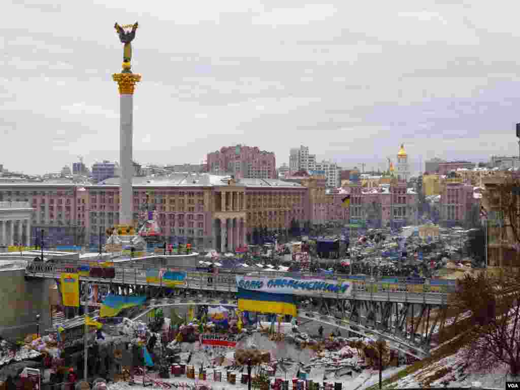 Improvizovani kampovi demonstranata na trgu Majdan u Kijevu. 28. januar, 2014.