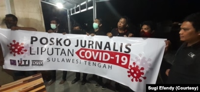 Sekelompok wartawan di Posko Liputan Covid-19 Sulawesi Tengah di Palu, Sulawesi Tengah, 29 Maret 2020. (Foto: Sugi Efendy)