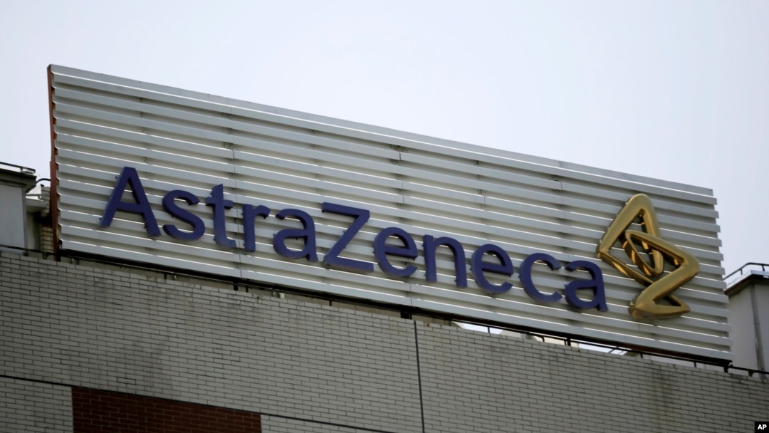 Logo AstraZeneca terlihat di gedung perusahaan farmasi Inggris itu di Shanghai, Cina.