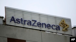 Logo AstraZeneca terlihat di gedung perusahaan farmasi Inggris itu di Shanghai, Cina.