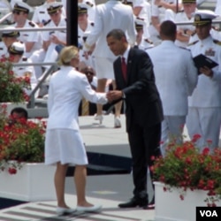 总司令奥巴马总统和海军学院毕业生握手