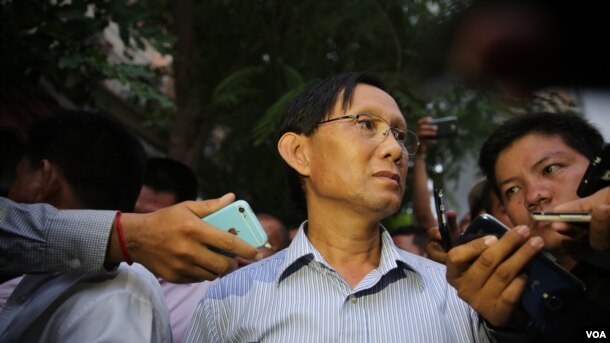 រូបឯកសារ៖ លោក យឹម សុវណ្ណ អ្នកនាំពាក្យគណបក្សសង្គ្រោះជាតិ និយាយទៅកាន់អ្នកសារព័ត៌មាន នៅក្រៅទីស្នាក់ការកណ្ដាលគណបក្ស កាលពីល្ងាចថ្ងៃព្រហស្បតិ៍ ទី២៦ ខែឧសភា ឆ្នាំ២០១៦។ (អូន ឆេងប៉រ/VOA)