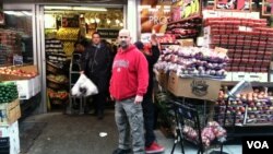 Store manager Ian Joscowitz was sure his market was filled with essential supplies for his customers, in New York, Monday, October 29, 2012. (VOA / A. Phillips)