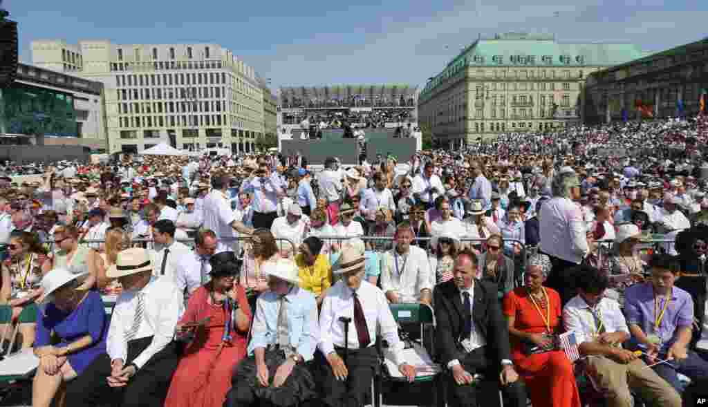 Invited guests wait for U.S. President Barack Obama's speech front of Brandenburg Gate in Berlin, Germany, June 19, 2013.