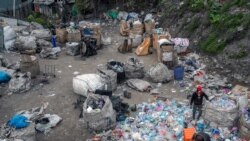 پناهندگان افغان در ۱۸ نوامبر ۲۰۲۱ در استانبول هنگام جمع آوری زباله ها
