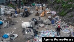 پناهندگان افغان در ۱۸ نوامبر ۲۰۲۱ در استانبول هنگام جمع آوری زباله ها