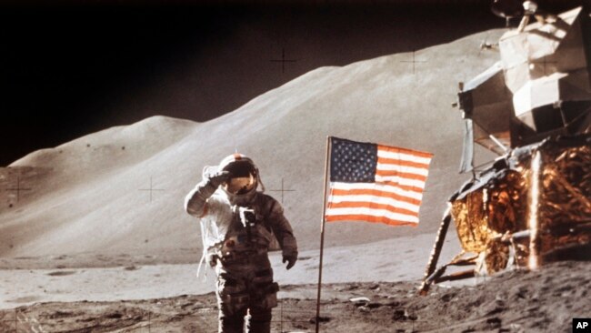 资料： 美国阿波罗登月飞船宇航员詹姆斯·艾尔文向插上月球的第四面美国国旗敬礼。 1971年7月30日。