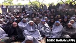 博科聖地公佈的錄像顯示5月12日被他們綁架的女學生身著黑色和灰色長袍在一個鄉村地區祈禱。