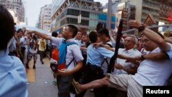 香港一位占中人士同反占中人士辩论，一位反占中人士踢他（2014年10月3日） 