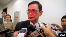 Var Kimhong, chairman of Cambodia’s border committee, talks to journalists following a close-door meeting with his Vietnamese counterparts at Council of Ministers in Phnom Penh, Wednesday, July 08, 2015. (Neou Vannarin/VOA Khmer)