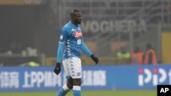 Kalidou Koulibaly victime de racisme lors d'un match entre son équipe de Naples et l'Inter Milan en Italie le 26 décembre 2018.