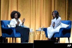 Michelle Obama de gira por inició el martes una gira en EE.UU. para presentar su nuevo libro con una entrevista a Oprah Winfrey.