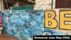 Le graffiti avec grands noms du volley-ball camerounais ayant débuté dans le stade de messa, à Yaoundé, le 10 août 2019. (VOA/Emmanuel Jules Ntap)