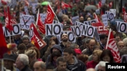 Manifestantes demandan "No más recortes" de parte del gobierno en Madrid, ante el regreso de España a la recesión.