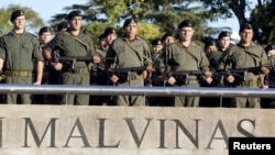 Officers pay tribute to the Argentine servicemen who died in the1982 Falklands War between Britain and Argentina on the 33rd anniversary of the war over the island chain in Rosario, Argentina, April 2, 2015.