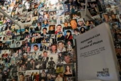 Fotografije nekih od onih koji su poginuli tokom terorističkih napada na Svjetski trgovački centar, Pentagon i Shanksville, Pennsylvania, izloženi su u Nacionalnom memorijalnom muzeju 11. septembar u New Yorku, 8. juna 2017.