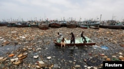 کراچی میں 13 سے 14 ہزار ٹن کچرا یومیہ پیدا ہوتا ہے جس میں سے 9 ہزار ٹن تک ٹھکانے لگایا جاتا ہے (فائل فوٹو)