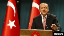 Tổng thống Thổ Nhĩ Kỳ Tayyip Erdogan phát biểu trong một cuộc họp báo sau cuộc họp Hội đồng An ninh Quốc gia cùng nội các tại Phủ Chủ tịch, Ankara, 20 tháng bảy 2016.