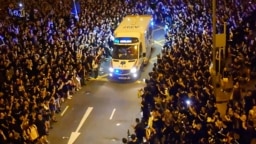 香港抗议者在湾仔警署附近示威时为一辆救护车让路。(2019年6月18日)