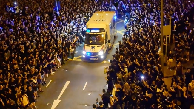 香港抗议者在湾仔警署附近示威时为一辆救护车让路。(2019年6月18日)