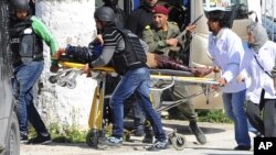 18일 튀니지 튀니스 의회 내에 위치한 바르도 박물관에 테러 공격이 발생한 가운데 구급요원들이 부상자를 이송하고 있다.