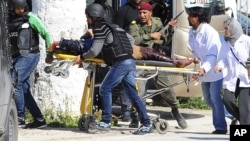 Evakuacija žrtava iz Bardo muzeja u Tunisu, 18. mart 2015. 