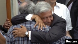 López Obrador, abraza al poeta javier Sicilia participante en las protestas estudiantiles.