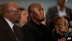 ေတာင္အာဖရိကသမၼတ Jacob Zuma (ဝဲ) ေျမး Mandla Mandela နဲ႔ ေခၽြးမ Josina Machel