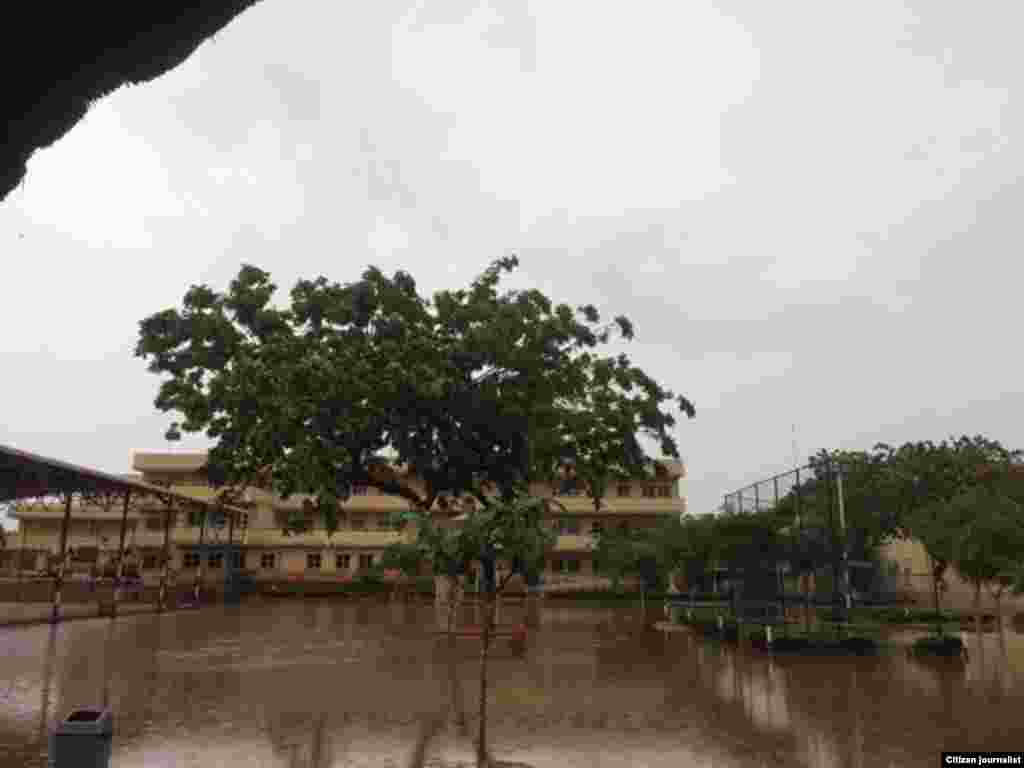 Pátio da Escola Portuguesa de Luanda inundado após as chuvas esta manhã, na capital de Angola