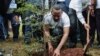 آبی آحمد، نخست وزیر اتیوپی در حال کاشتن یک نهال درخت