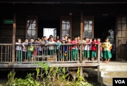 Karenni children gather in Demoso, Kayah State. (K. Arnold/VOA)