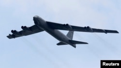 Máy bay ném bom chiến lược B-52 của Boeing trong cuộc triển lãm hàng không ở Singapore năm 2012.