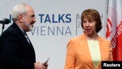 FILE - Iranian Foreign Minister Mohammad Javad Zarif (L) and European Union foreign policy chief Catherine Ashton leave a news conference in Vienna, March 19, 2014.