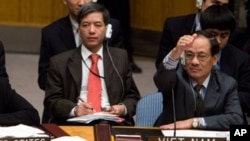 Ông Lê Lương Minh (phải) từng hai lần giữ chức chủ tịch của Hội đồng Bảo an Liên hiệp quốc vào tháng 7 năm 2008 và tháng 10 năm 2009