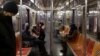 Putnici u njujorškom metrou (Foto: REUTERS/Jeenah Moon)