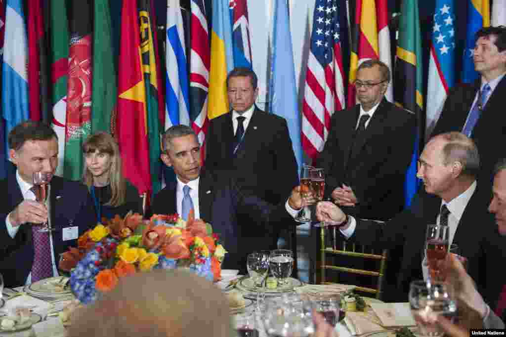 Rais Barack Obama wa Marekani na Vladimir Putin wainua glasi wakati wa dhifa mjini New York. 
