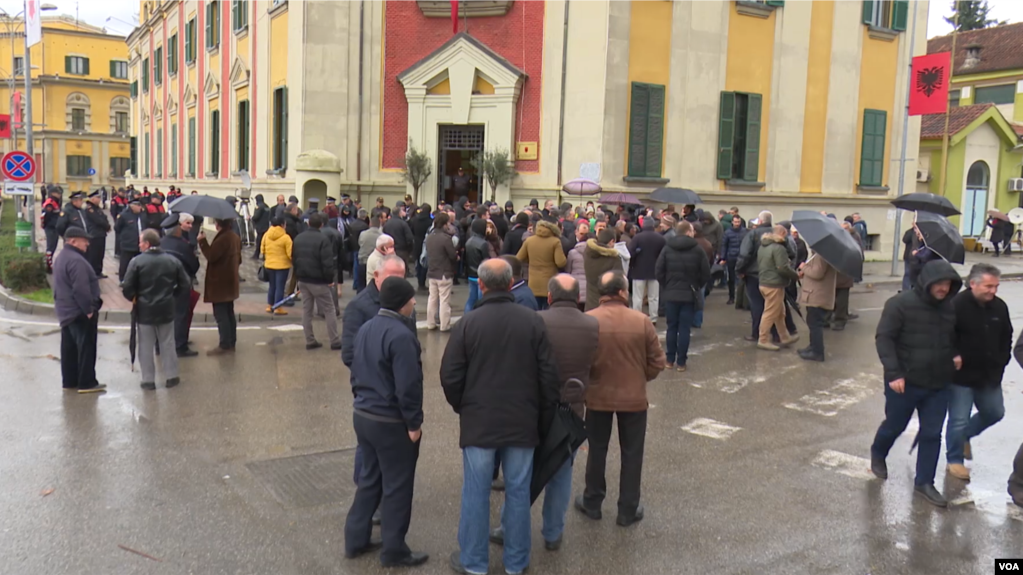 Tiranë: Mbyllet protesta e naftëtarëve të Ballshit. Qeveria premton pagat