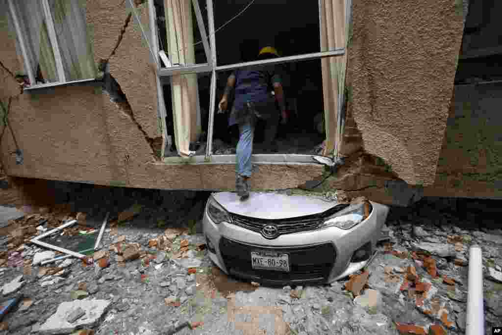 ماشینی در زیر ساختمانی که بر اثر زلزله ویرانگری که ماه گذشته در مکزیک رخ داد، کاملا له شده است.