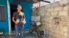 Wilferson Rodríguez Ríos, un joven “periodista comunitario” que desde 2019 está contando las noticias del barrio venezolano La Lucha, en Maracaibo, Zulia. Septiembre 3, 2021. Foto: Gustavo Ocando - VOA.